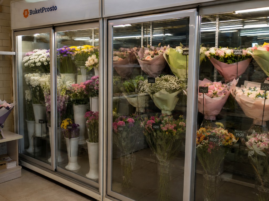 Холодильник с букетами в магазине BuketProsto
